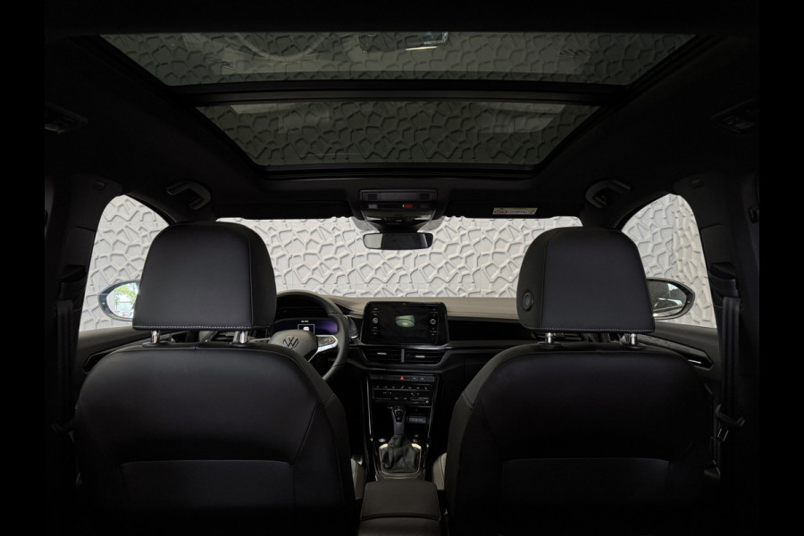 Volkswagen T-Roc 1.5 TSI 150PK R-LINE PANORAMA BLACKLINE EVO IQ LIGHT ALCANTARA ELEK.KLEP CARPLAY STOEL/STUUR VERW. 18"LMV VIR.COCKPIT 07/2025 "Volkswagen rijden begint bij Topautos.nl – 75 topmodellen direct op voorraad!"