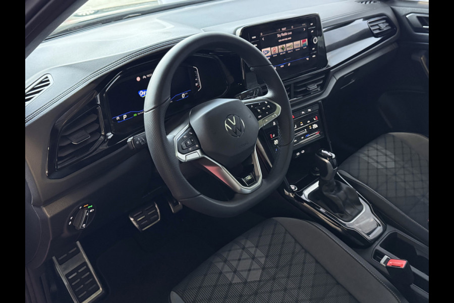 Volkswagen T-Roc 1.5 TSI 150PK R-LINE PANORAMA BLACKLINE EVO IQ LIGHT ALCANTARA ELEK.KLEP CARPLAY STOEL/STUUR VERW. 18"LMV VIR.COCKPIT 07/2025 "Volkswagen rijden begint bij Topautos.nl – 75 topmodellen direct op voorraad!"