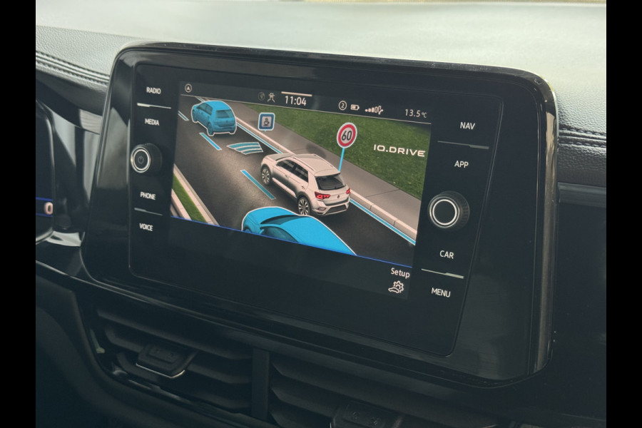 Volkswagen T-Roc 1.5 TSI 150PK R-LINE PANORAMA BLACKLINE EVO IQ LIGHT ALCANTARA ELEK.KLEP CARPLAY STOEL/STUUR VERW. 18"LMV VIR.COCKPIT 07/2025 "Volkswagen rijden begint bij Topautos.nl – 75 topmodellen direct op voorraad!"