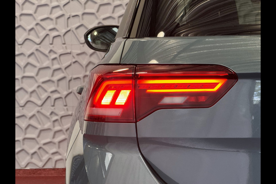 Volkswagen T-Roc 1.5 TSI 150PK R-LINE PANORAMA BLACKLINE EVO IQ LIGHT ALCANTARA ELEK.KLEP CARPLAY STOEL/STUUR VERW. 18"LMV VIR.COCKPIT 07/2025 "Volkswagen rijden begint bij Topautos.nl – 75 topmodellen direct op voorraad!"