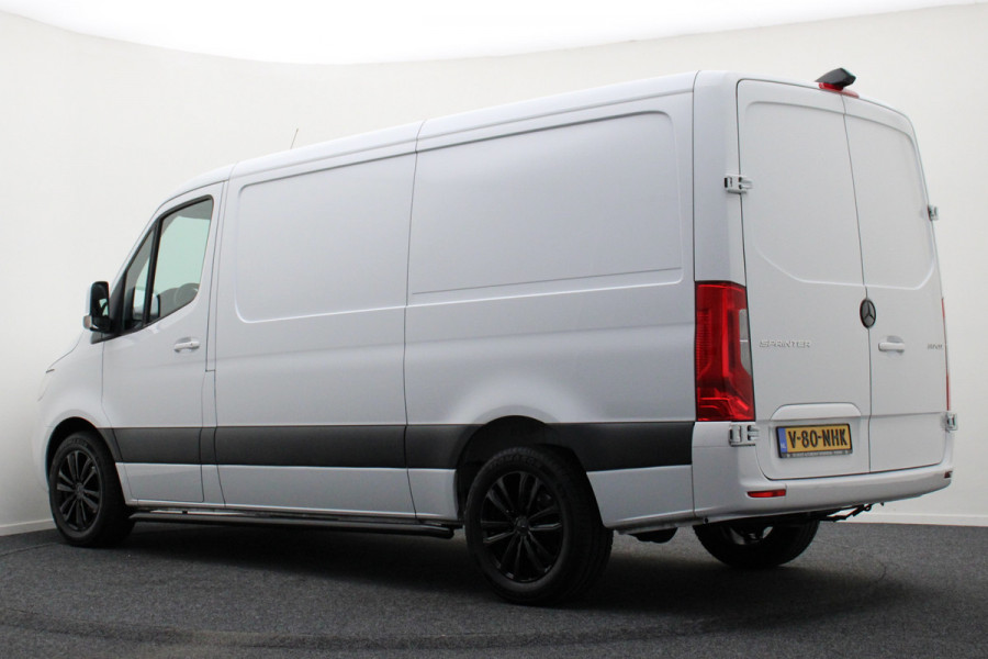 Mercedes-Benz Sprinter 317 CDI Aut. L2H1 3-Zits, Leer, Camera, Standkachel, Apple Carplay, DAB, Cruise, 18" Mercedes-Benz Sprinter 317 CDI Aut. L2H1 3-Zits, Leer, Camera, Standkachel, Apple Carplay, DAB, Cruise, 18"