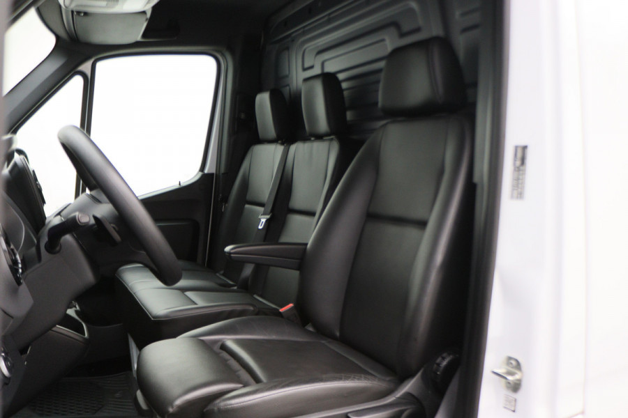 Mercedes-Benz Sprinter 317 CDI Aut. L2H1 3-Zits, Leer, Camera, Standkachel, Apple Carplay, DAB, Cruise, 18" Mercedes-Benz Sprinter 317 CDI Aut. L2H1 3-Zits, Leer, Camera, Standkachel, Apple Carplay, DAB, Cruise, 18"