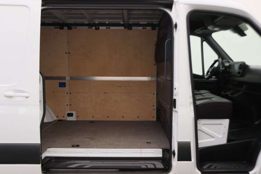 Mercedes-Benz Sprinter 317 CDI Aut. L2H1 3-Zits, Leer, Camera, Standkachel, Apple Carplay, DAB, Cruise, 18" Mercedes-Benz Sprinter 317 CDI Aut. L2H1 3-Zits, Leer, Camera, Standkachel, Apple Carplay, DAB, Cruise, 18"