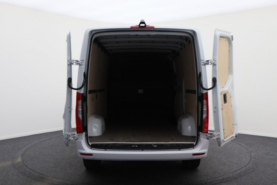 Mercedes-Benz Sprinter 317 CDI Aut. L2H1 3-Zits, Leer, Camera, Standkachel, Apple Carplay, DAB, Cruise, 18" Mercedes-Benz Sprinter 317 CDI Aut. L2H1 3-Zits, Leer, Camera, Standkachel, Apple Carplay, DAB, Cruise, 18"