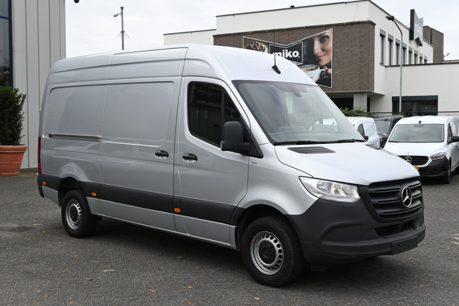 Mercedes-Benz Sprinter 317 CDI L2H2 RWD MBUX met camera, Led in laadruimte, Opstap Mercedes-Benz Sprinter 317 CDI L2H2 RWD MBUX met camera, Led in laadruimte, Opstap