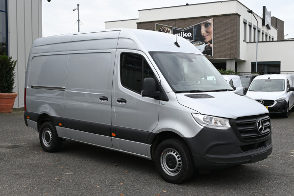 Mercedes-Benz Sprinter 317 CDI L2H2 RWD MBUX met camera, Led in laadruimte, Opstap Mercedes-Benz Sprinter 317 CDI L2H2 RWD MBUX met camera, Led in laadruimte, Opstap