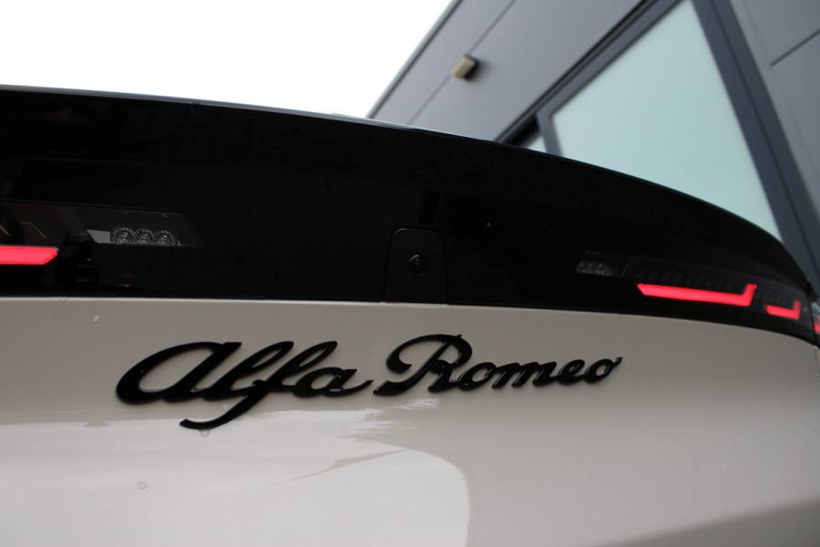 Alfa Romeo junior 1.2 Turbo Hybrid Ibrida Speciale | Direct beschikbaar | Navigatie | Adaptieve Cruise | Led | Camera | Stoelverwarming