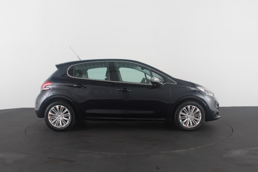 Peugeot 208 1.2 PureTech Blue Lease Executive > Cruise control/Navigatie/Parkeersensor a...