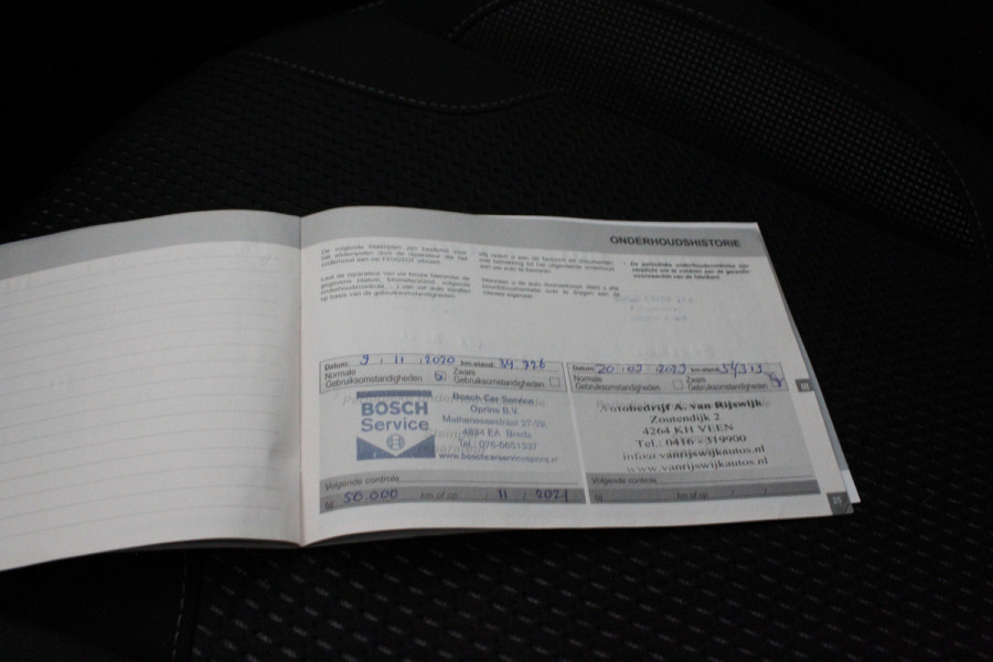 Peugeot 208 1.2 PureTech Blue Lease Executive > Cruise control/Navigatie/Parkeersensor a...
