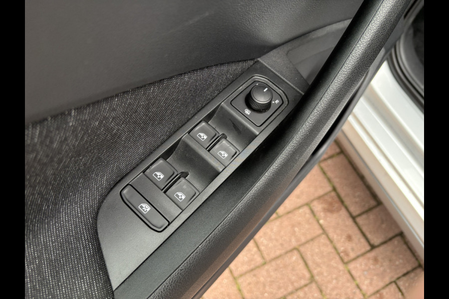 Škoda Kamiq 1.0 TSi 110pk Business Edition LED/VIRTUAL/NAVI/CARPLAY/DAB/PDC/STOELVERWARMING Škoda Kamiq 1.0 TSi 110pk Business Edition LED/VIRTUAL/NAVI/CARPLAY/DAB/PDC/STOELVERWARMING
