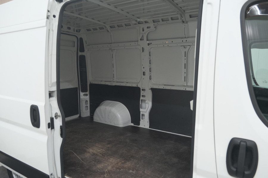 Peugeot Boxer 330 2.2 BlueHDi 140 L2H2 Premium | Navigatie | Houtenvloer In Laadruimte | Airco