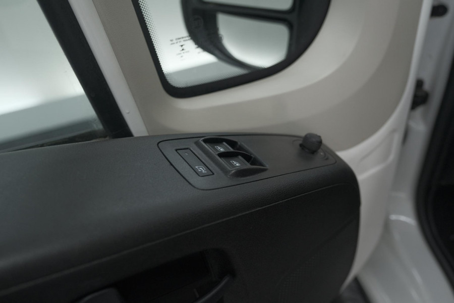 Peugeot Boxer 330 2.2 BlueHDi 140 L2H2 Premium | Navigatie | Houtenvloer In Laadruimte | Airco