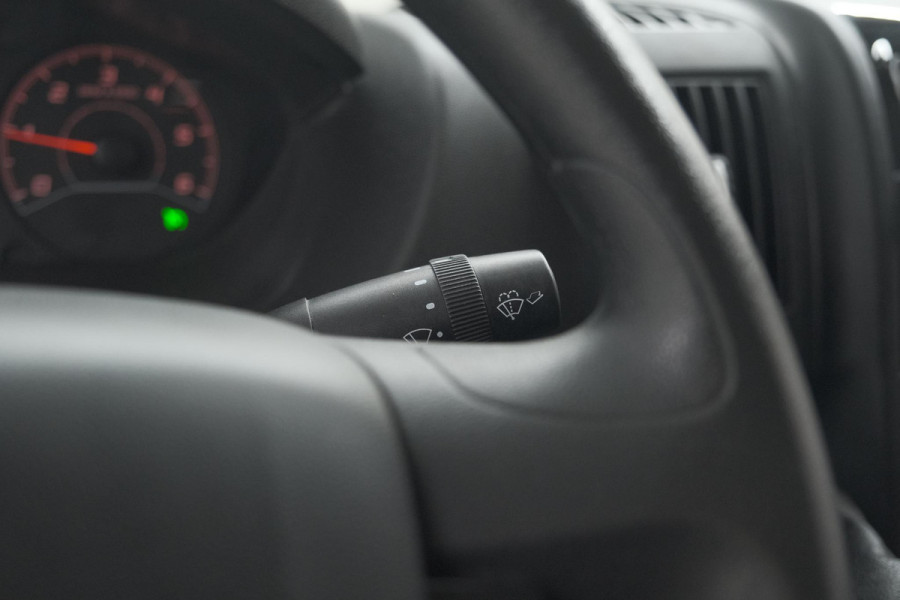 Peugeot Boxer 330 2.2 BlueHDi 140 L2H2 Premium | Navigatie | Houtenvloer In Laadruimte | Airco