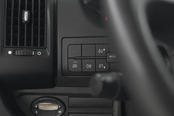 Peugeot Boxer 330 2.2 BlueHDi 140 L2H2 Premium | Navigatie | Houtenvloer In Laadruimte | Airco