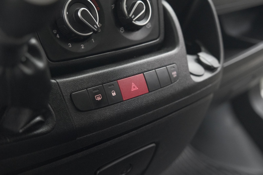 Peugeot Boxer 330 2.2 BlueHDi 140 L2H2 Premium | Navigatie | Houtenvloer In Laadruimte | Airco