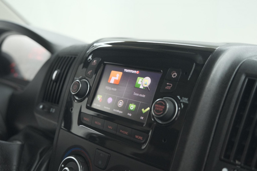 Peugeot Boxer 330 2.2 BlueHDi 140 L2H2 Premium | Navigatie | Houtenvloer In Laadruimte | Airco