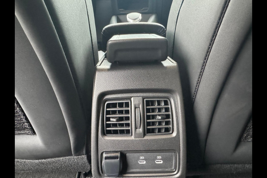 Renault Captur 1.3 mild hybrid 160 esprit Alpine Harman Kardon Sound / Camera / Navi / LM 19'' / Stuurwiel verw. Renault Captur 1.3 mild hybrid 160 esprit Alpine Harman Kardon Sound / Camera / Navi / LM 19'' / Stuurwiel verw.