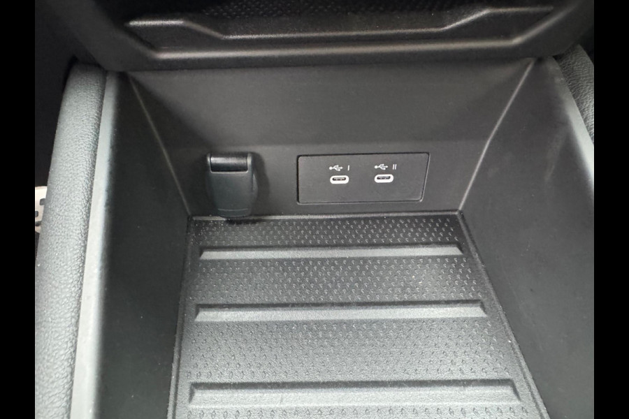 Renault Captur 1.3 mild hybrid 160 esprit Alpine Harman Kardon Sound / Camera / Navi / LM 19'' / Stuurwiel verw. Renault Captur 1.3 mild hybrid 160 esprit Alpine Harman Kardon Sound / Camera / Navi / LM 19'' / Stuurwiel verw.