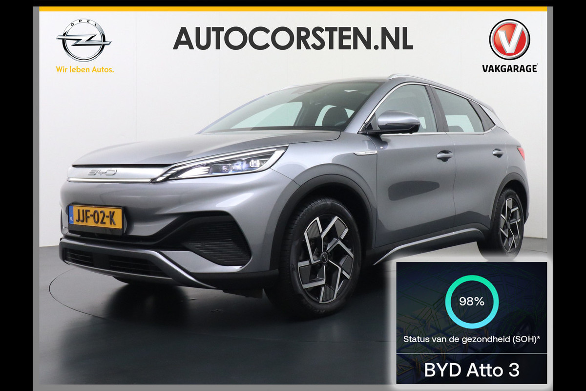 BYD ATTO 3 60kWh Design SOH 98% Panoramadak Leder+Elektr.Verst. Warmtepomp Adaptieve Cruise 360°Camera Apple Carplay Android Auto Elektr.Ac Verkeersbord detectie WiFi DAB Led Rijstrooksensor Keyless Smartphone Entry Fabrieksgarantie tot 20-12-2028/150.000km Garantie op de LFP Accu tot 20-12-2030/200.000km €44.000,- Nieuw! BYD ATTO 3 60kWh Design SOH 98% Panoramadak Leder+Elektr.Verst. Warmtepomp Adaptieve Cruise 360°Camera Apple Carplay Android Auto Elektr.Ac Verkeersbord detectie WiFi DAB Led Rijstrooksensor Keyless Smartphone Entry Fabrieksgarantie tot 20-12-2028/150.000km Garantie op de LFP Accu tot 20-12-2030/200.000km €44.000,- Nieuw!