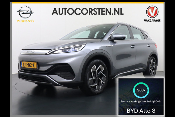 BYD ATTO 3 60kWh Design SOH 98% Panoramadak Leder+Elektr.Verst. Warmtepomp Adaptieve Cruise 360°Camera Apple Carplay Android Auto Elektr.Ac Verkeersbord detectie WiFi DAB Led Rijstrooksensor Keyless Smartphone Entry Fabrieksgarantie tot 20-12-2028/150.000km Garantie op de LFP Accu tot 20-12-2030/200.000km €44.000,- Nieuw!