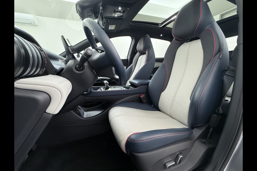 BYD ATTO 3 60kWh Design SOH 98% Panoramadak Leder+Elektr.Verst. Warmtepomp Adaptieve Cruise 360°Camera Apple Carplay Android Auto Elektr.Ac Verkeersbord detectie WiFi DAB Led Rijstrooksensor Keyless Smartphone Entry Fabrieksgarantie tot 20-12-2028/150.000km Garantie op de LFP Accu tot 20-12-2030/200.000km €44.000,- Nieuw!