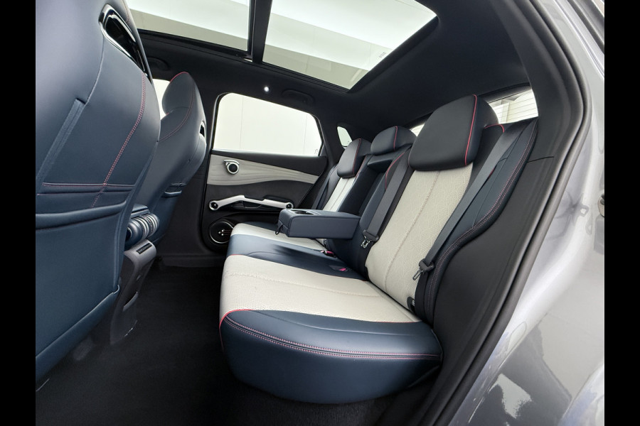 BYD ATTO 3 60kWh Design SOH 98% Panoramadak Leder+Elektr.Verst. Warmtepomp Adaptieve Cruise 360°Camera Apple Carplay Android Auto Elektr.Ac Verkeersbord detectie WiFi DAB Led Rijstrooksensor Keyless Smartphone Entry Fabrieksgarantie tot 20-12-2028/150.000km Garantie op de LFP Accu tot 20-12-2030/200.000km €44.000,- Nieuw!