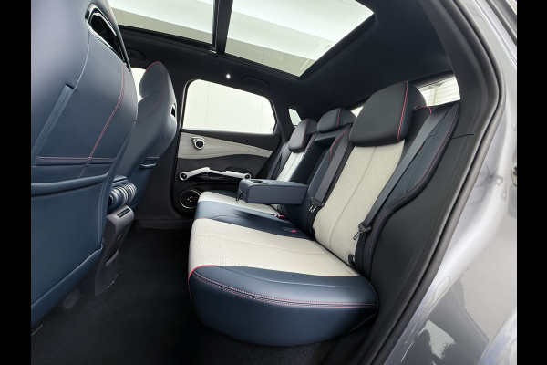 BYD ATTO 3 60kWh Design SOH 98% Panoramadak Leder+Elektr.Verst. Warmtepomp Adaptieve Cruise 360°Camera Apple Carplay Android Auto Elektr.Ac Verkeersbord detectie WiFi DAB Led Rijstrooksensor Keyless Smartphone Entry Fabrieksgarantie tot 20-12-2028/150.000km Garantie op de LFP Accu tot 20-12-2030/200.000km €44.000,- Nieuw!