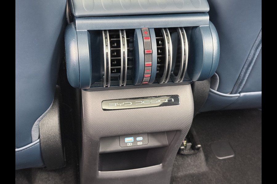 BYD ATTO 3 60kWh Design SOH 98% Panoramadak Leder+Elektr.Verst. Warmtepomp Adaptieve Cruise 360°Camera Apple Carplay Android Auto Elektr.Ac Verkeersbord detectie WiFi DAB Led Rijstrooksensor Keyless Smartphone Entry Fabrieksgarantie tot 20-12-2028/150.000km Garantie op de LFP Accu tot 20-12-2030/200.000km €44.000,- Nieuw!