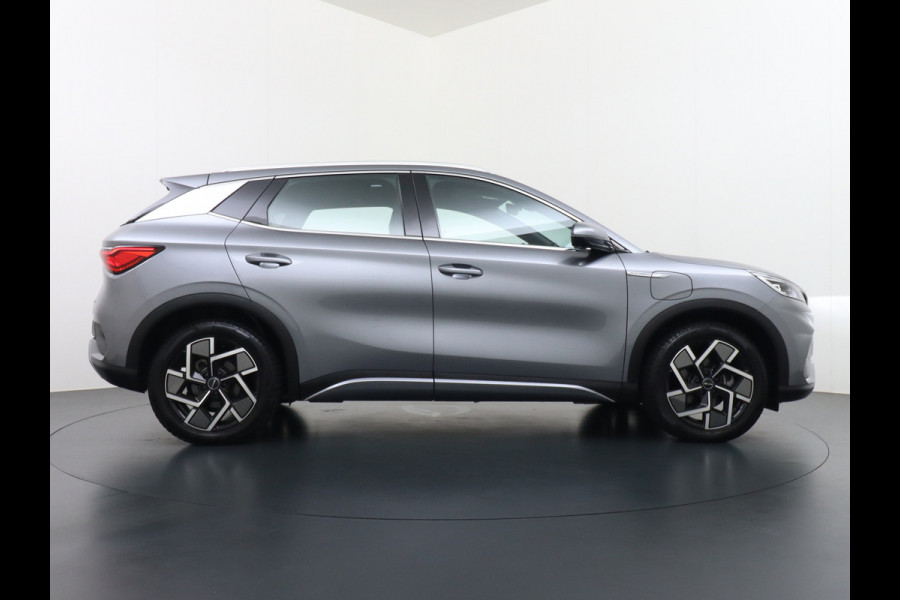 BYD ATTO 3 60kWh Design SOH 98% Panoramadak Leder+Elektr.Verst. Warmtepomp Adaptieve Cruise 360°Camera Apple Carplay Android Auto Elektr.Ac Verkeersbord detectie WiFi DAB Led Rijstrooksensor Keyless Smartphone Entry Fabrieksgarantie tot 20-12-2028/150.000km Garantie op de LFP Accu tot 20-12-2030/200.000km €44.000,- Nieuw!