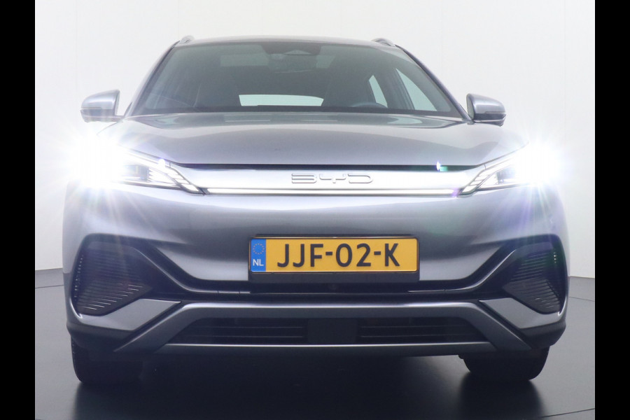 BYD ATTO 3 60kWh Design SOH 98% Panoramadak Leder+Elektr.Verst. Warmtepomp Adaptieve Cruise 360°Camera Apple Carplay Android Auto Elektr.Ac Verkeersbord detectie WiFi DAB Led Rijstrooksensor Keyless Smartphone Entry Fabrieksgarantie tot 20-12-2028/150.000km Garantie op de LFP Accu tot 20-12-2030/200.000km €44.000,- Nieuw!