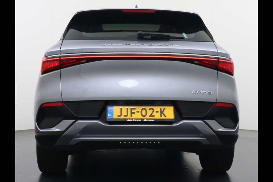 BYD ATTO 3 60kWh Design SOH 98% Panoramadak Leder+Elektr.Verst. Warmtepomp Adaptieve Cruise 360°Camera Apple Carplay Android Auto Elektr.Ac Verkeersbord detectie WiFi DAB Led Rijstrooksensor Keyless Smartphone Entry Fabrieksgarantie tot 20-12-2028/150.000km Garantie op de LFP Accu tot 20-12-2030/200.000km €44.000,- Nieuw!