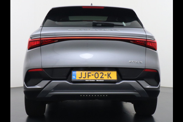 BYD ATTO 3 60kWh Design SOH 98% Panoramadak Leder+Elektr.Verst. Warmtepomp Adaptieve Cruise 360°Camera Apple Carplay Android Auto Elektr.Ac Verkeersbord detectie WiFi DAB Led Rijstrooksensor Keyless Smartphone Entry Fabrieksgarantie tot 20-12-2028/150.000km Garantie op de LFP Accu tot 20-12-2030/200.000km €44.000,- Nieuw!