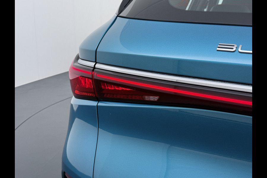 BYD ATTO 3 60kWh Design SOH 98% Panoramadak Leder+Elektr.Verst. Warmtepomp Adaptieve Cruise 360°Camera Apple Carplay Android Auto Elektr.Ac Verkeersbord detectie WiFi DAB Led Rijstrooksensor Keyless Smartphone Entry Fabrieksgarantie tot 12-12-2028/150.000km Garantie op de LFP Accu tot 12-12-2030/200.000km €44.000,- Nieuw! BYD ATTO 3 60kWh Design SOH 98% Panoramadak Leder+Elektr.Verst. Warmtepomp Adaptieve Cruise 360°Camera Apple Carplay Android Auto Elektr.Ac Verkeersbord detectie WiFi DAB Led Rijstrooksensor Keyless Smartphone Entry Fabrieksgarantie tot 12-12-2028/150.000km Garantie op de LFP Accu tot 12-12-2030/200.000km €44.000,- Nieuw!