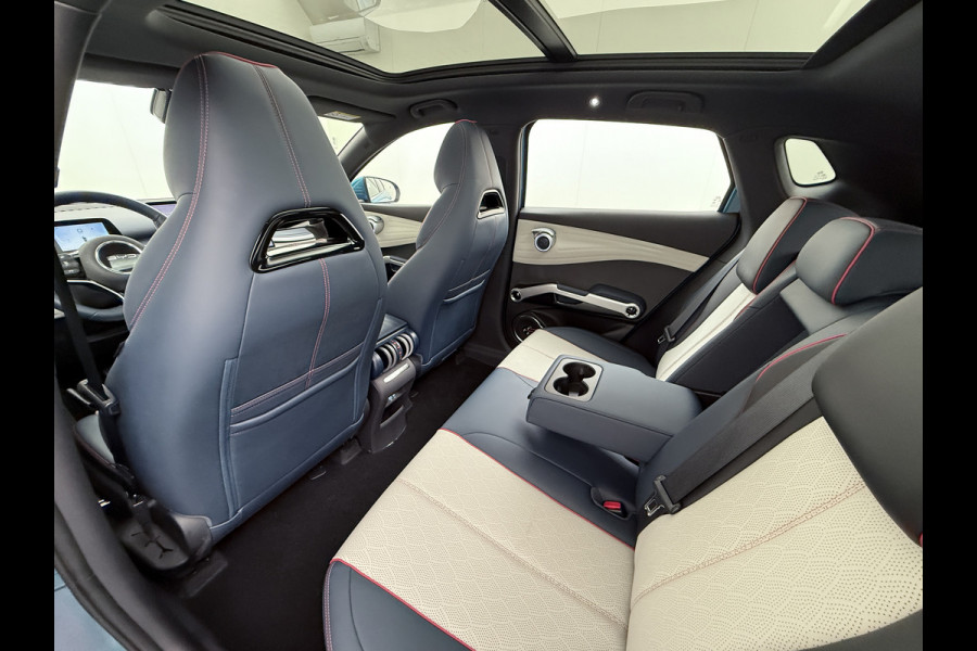 BYD ATTO 3 60kWh Design SOH 98% Panoramadak Leder+Elektr.Verst. Warmtepomp Adaptieve Cruise 360°Camera Apple Carplay Android Auto Elektr.Ac Verkeersbord detectie WiFi DAB Led Rijstrooksensor Keyless Smartphone Entry Fabrieksgarantie tot 12-12-2028/150.000km Garantie op de LFP Accu tot 12-12-2030/200.000km €44.000,- Nieuw! BYD ATTO 3 60kWh Design SOH 98% Panoramadak Leder+Elektr.Verst. Warmtepomp Adaptieve Cruise 360°Camera Apple Carplay Android Auto Elektr.Ac Verkeersbord detectie WiFi DAB Led Rijstrooksensor Keyless Smartphone Entry Fabrieksgarantie tot 12-12-2028/150.000km Garantie op de LFP Accu tot 12-12-2030/200.000km €44.000,- Nieuw!