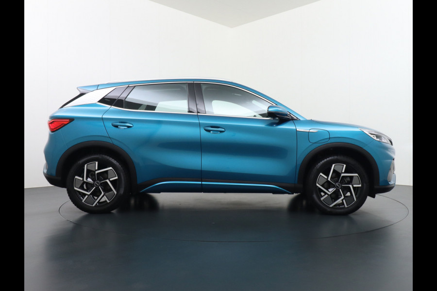 BYD ATTO 3 60kWh Design SOH 98% Panoramadak Leder+Elektr.Verst. Warmtepomp Adaptieve Cruise 360°Camera Apple Carplay Android Auto Elektr.Ac Verkeersbord detectie WiFi DAB Led Rijstrooksensor Keyless Smartphone Entry Fabrieksgarantie tot 12-12-2028/150.000km Garantie op de LFP Accu tot 12-12-2030/200.000km €44.000,- Nieuw! BYD ATTO 3 60kWh Design SOH 98% Panoramadak Leder+Elektr.Verst. Warmtepomp Adaptieve Cruise 360°Camera Apple Carplay Android Auto Elektr.Ac Verkeersbord detectie WiFi DAB Led Rijstrooksensor Keyless Smartphone Entry Fabrieksgarantie tot 12-12-2028/150.000km Garantie op de LFP Accu tot 12-12-2030/200.000km €44.000,- Nieuw!