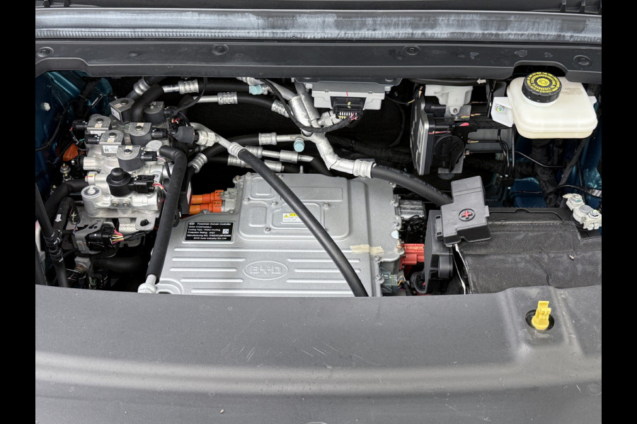 BYD ATTO 3 60kWh Design SOH 98% Panoramadak Leder+Elektr.Verst. Warmtepomp Adaptieve Cruise 360°Camera Apple Carplay Android Auto Elektr.Ac Verkeersbord detectie WiFi DAB Led Rijstrooksensor Keyless Smartphone Entry Fabrieksgarantie tot 12-12-2028/150.000km Garantie op de LFP Accu tot 12-12-2030/200.000km €44.000,- Nieuw! BYD ATTO 3 60kWh Design SOH 98% Panoramadak Leder+Elektr.Verst. Warmtepomp Adaptieve Cruise 360°Camera Apple Carplay Android Auto Elektr.Ac Verkeersbord detectie WiFi DAB Led Rijstrooksensor Keyless Smartphone Entry Fabrieksgarantie tot 12-12-2028/150.000km Garantie op de LFP Accu tot 12-12-2030/200.000km €44.000,- Nieuw!