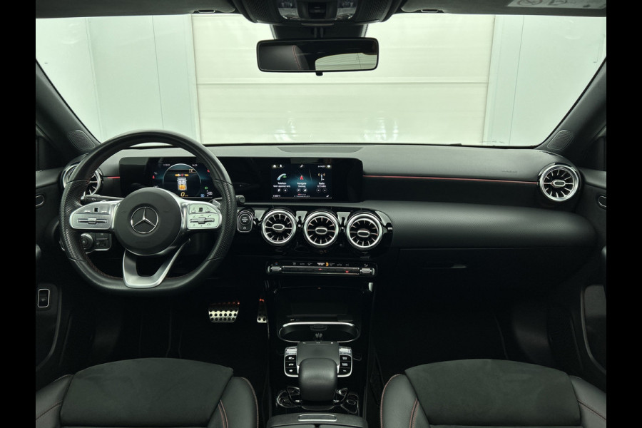 Mercedes-Benz A-Klasse 250 Premium Plus AMG-Line (Dealer OnderH, Panorama, Sfeerverlichting, Camera, StoelV, PDC V+A, Etc)