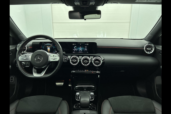 Mercedes-Benz A-Klasse 250 Premium Plus AMG-Line (Dealer OnderH, Panorama, Sfeerverlichting, Camera, StoelV, PDC V+A, Etc)