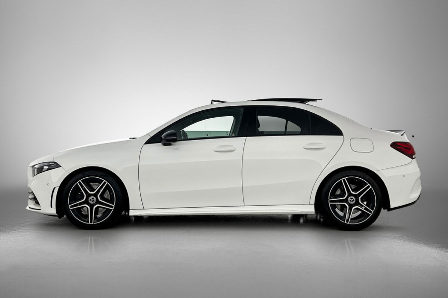 Mercedes-Benz A-Klasse 250 Premium Plus AMG-Line (Dealer OnderH, Panorama, Sfeerverlichting, Camera, StoelV, PDC V+A, Etc)