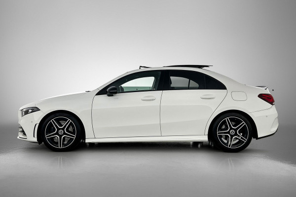 Mercedes-Benz A-Klasse 250 Premium Plus AMG-Line (Dealer OnderH, Panorama, Sfeerverlichting, Camera, StoelV, PDC V+A, Etc)