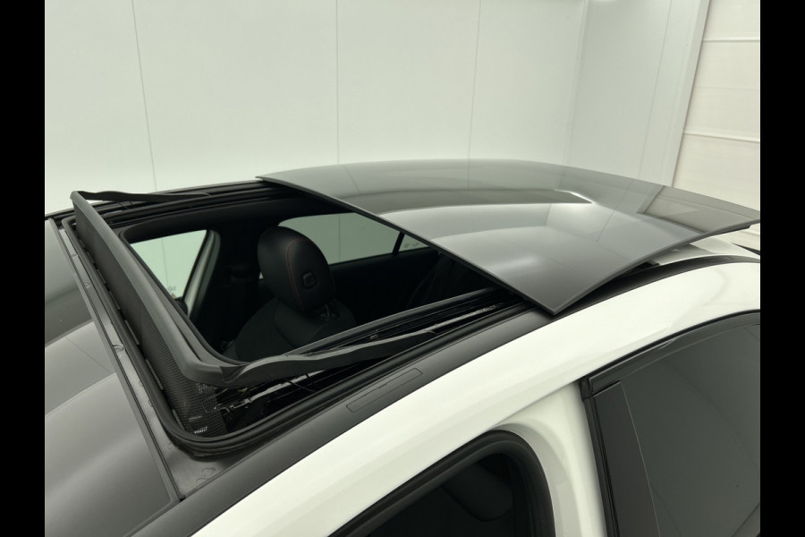 Mercedes-Benz A-Klasse 250 Premium Plus AMG-Line (Dealer OnderH, Panorama, Sfeerverlichting, Camera, StoelV, PDC V+A, Etc)