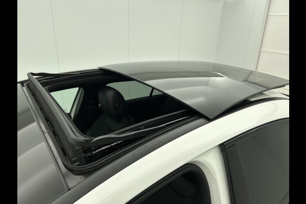 Mercedes-Benz A-Klasse 250 Premium Plus AMG-Line (Dealer OnderH, Panorama, Sfeerverlichting, Camera, StoelV, PDC V+A, Etc)