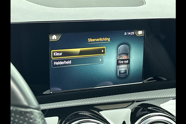 Mercedes-Benz A-Klasse 250 Premium Plus AMG-Line (Dealer OnderH, Panorama, Sfeerverlichting, Camera, StoelV, PDC V+A, Etc)