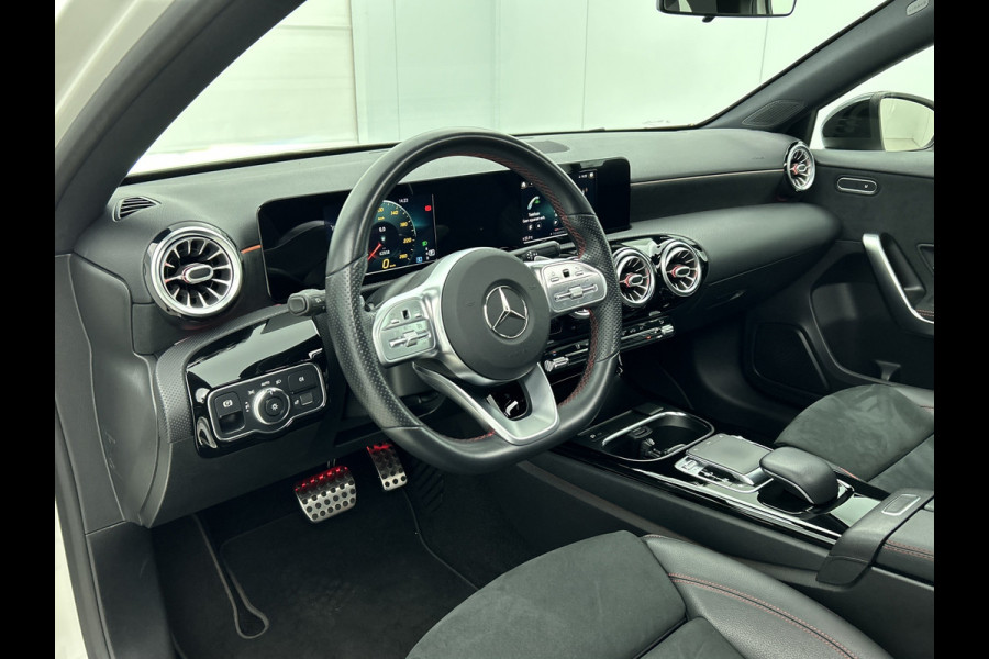 Mercedes-Benz A-Klasse 250 Premium Plus AMG-Line (Dealer OnderH, Panorama, Sfeerverlichting, Camera, StoelV, PDC V+A, Etc)