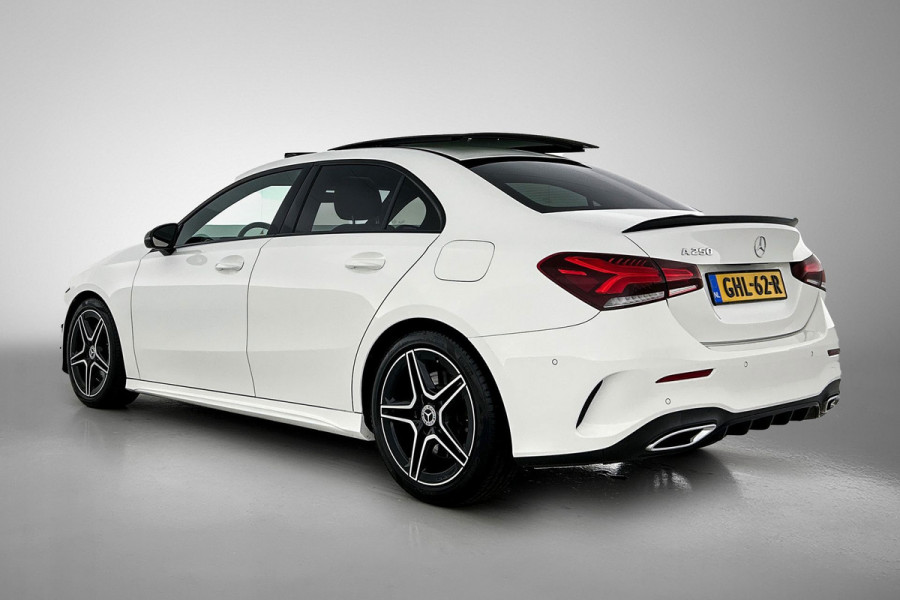 Mercedes-Benz A-Klasse 250 Premium Plus AMG-Line (Dealer OnderH, Panorama, Sfeerverlichting, Camera, StoelV, PDC V+A, Etc)