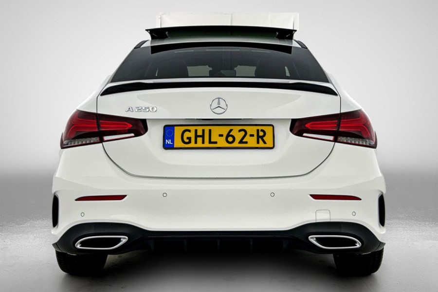 Mercedes-Benz A-Klasse 250 Premium Plus AMG-Line (Dealer OnderH, Panorama, Sfeerverlichting, Camera, StoelV, PDC V+A, Etc)