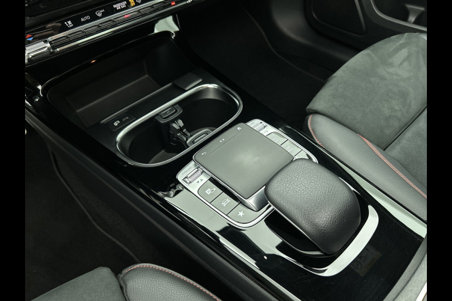 Mercedes-Benz A-Klasse 250 Premium Plus AMG-Line (Dealer OnderH, Panorama, Sfeerverlichting, Camera, StoelV, PDC V+A, Etc)