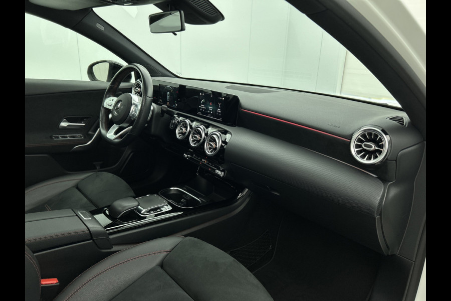 Mercedes-Benz A-Klasse 250 Premium Plus AMG-Line (Dealer OnderH, Panorama, Sfeerverlichting, Camera, StoelV, PDC V+A, Etc)