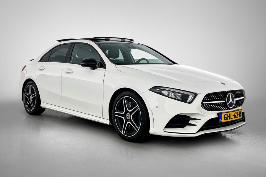 Mercedes-Benz A-Klasse 250 Premium Plus AMG-Line (Dealer OnderH, Panorama, Sfeerverlichting, Camera, StoelV, PDC V+A, Etc)