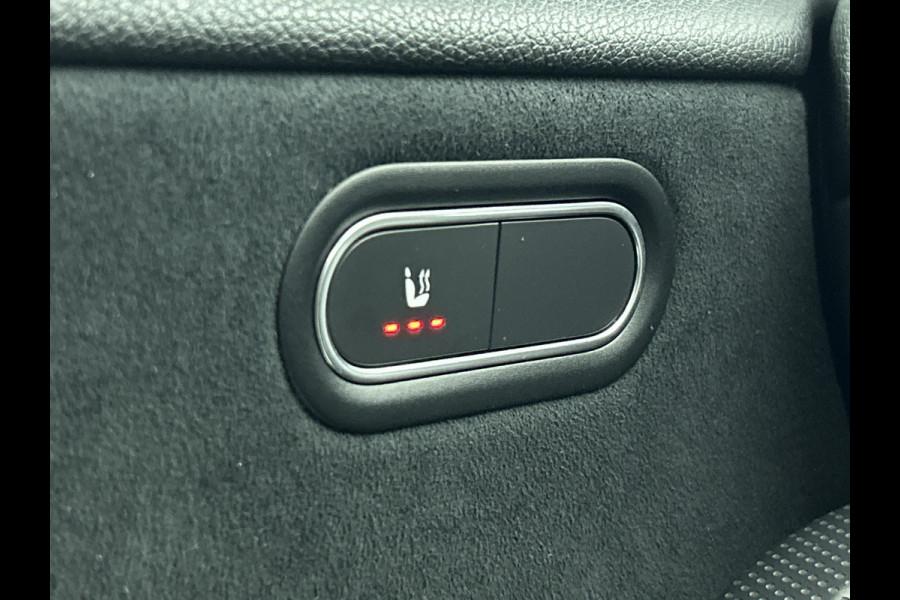 Mercedes-Benz A-Klasse 250 Premium Plus AMG-Line (Dealer OnderH, Panorama, Sfeerverlichting, Camera, StoelV, PDC V+A, Etc)